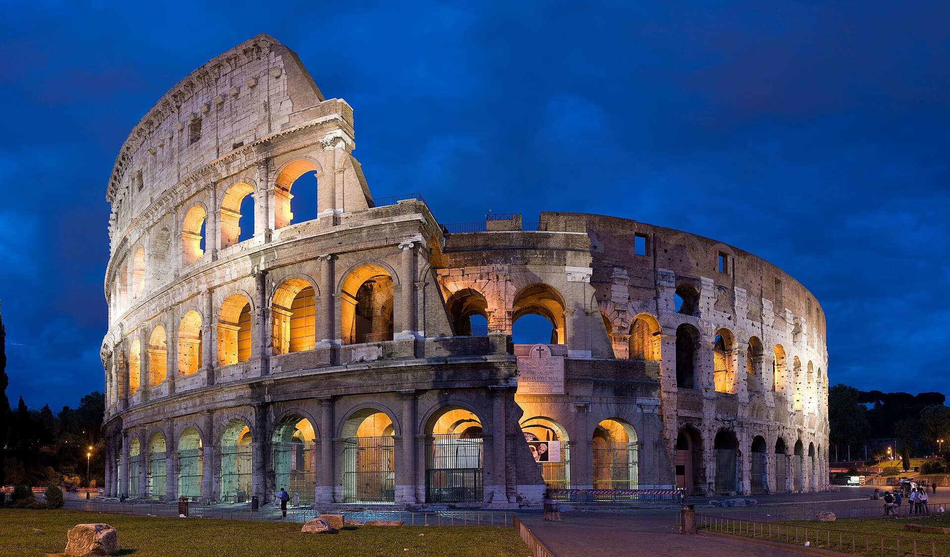 Family sightseeing at Rome's ancient landmarks
